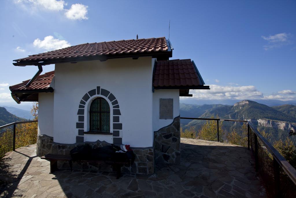 Family Hotel Teteven Bagian luar foto