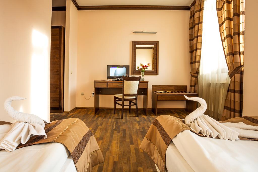 Family Hotel Teteven Bagian luar foto