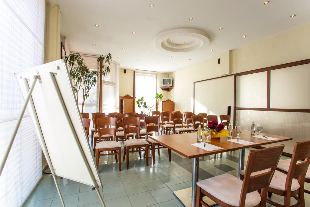 Family Hotel Teteven Bagian luar foto
