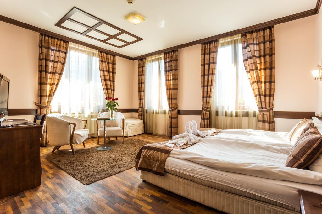 Family Hotel Teteven Bagian luar foto