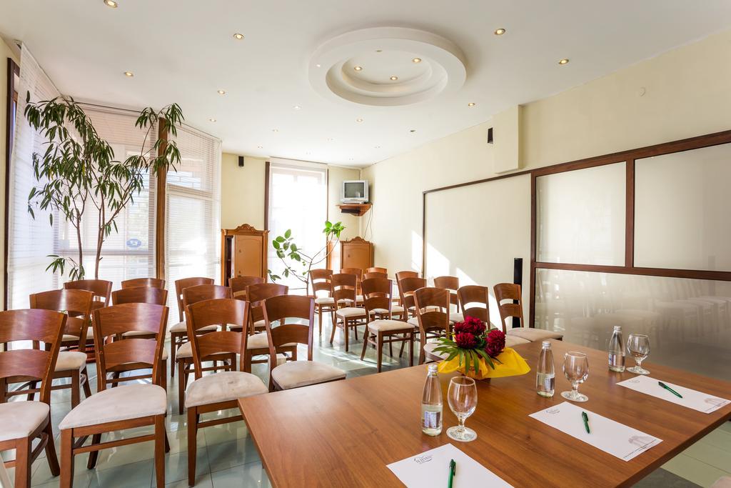 Family Hotel Teteven Bagian luar foto