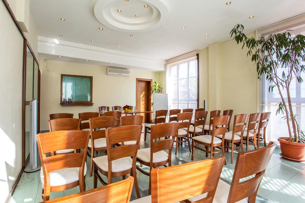 Family Hotel Teteven Bagian luar foto