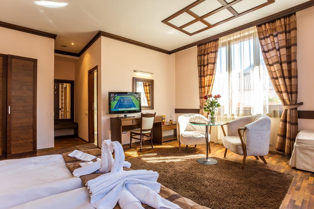 Family Hotel Teteven Bagian luar foto