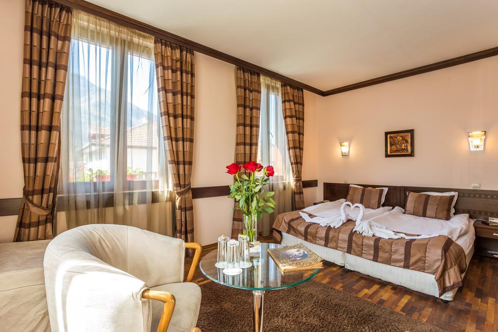 Family Hotel Teteven Bagian luar foto