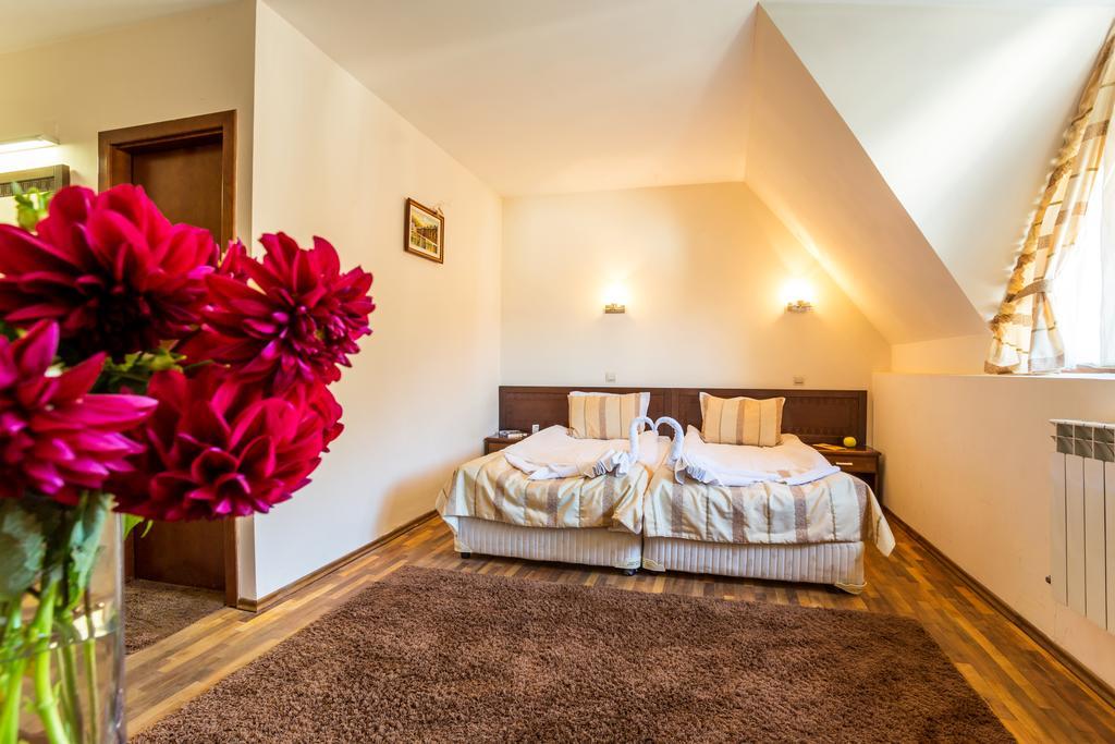 Family Hotel Teteven Bagian luar foto