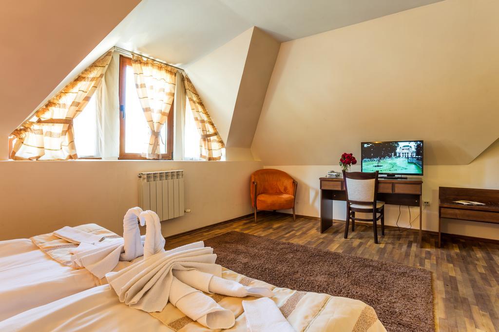 Family Hotel Teteven Bagian luar foto