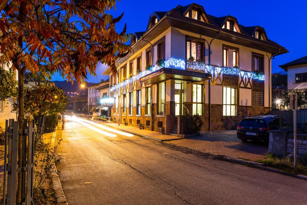 Family Hotel Teteven Bagian luar foto