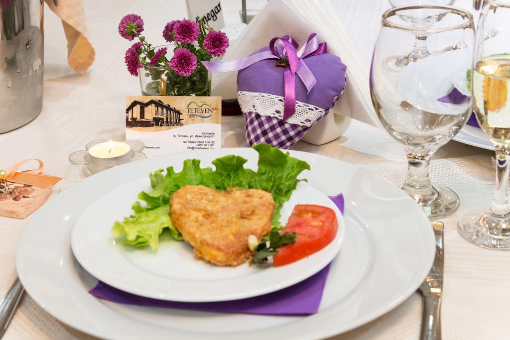 Family Hotel Teteven Bagian luar foto