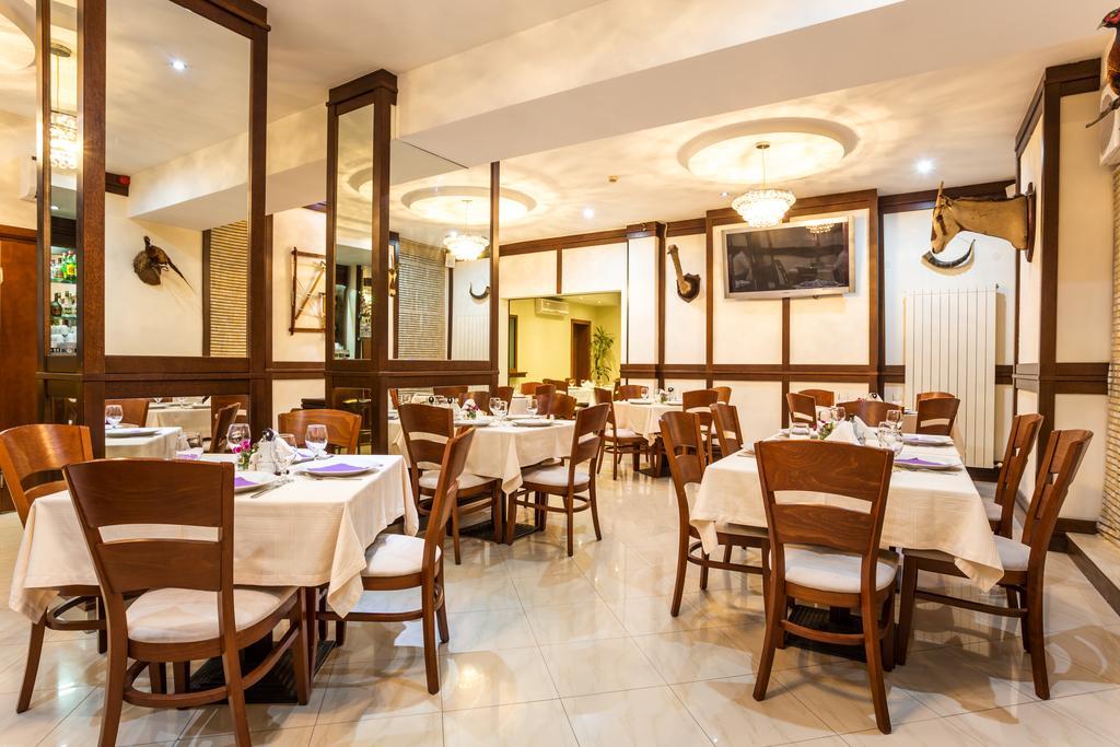 Family Hotel Teteven Bagian luar foto