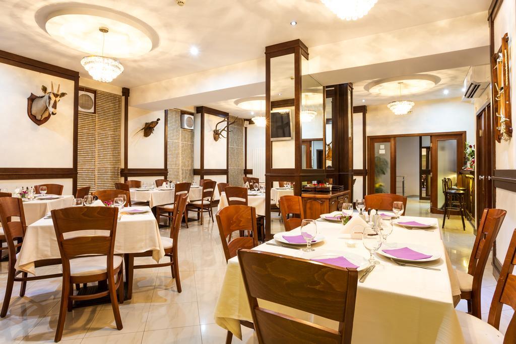 Family Hotel Teteven Bagian luar foto