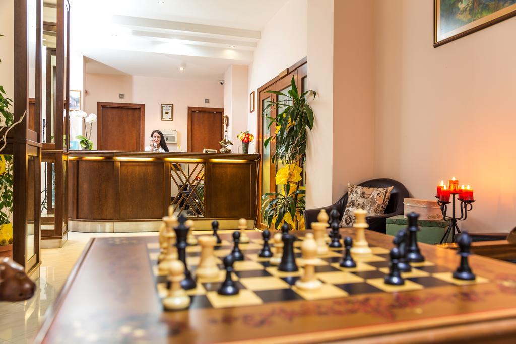 Family Hotel Teteven Bagian luar foto