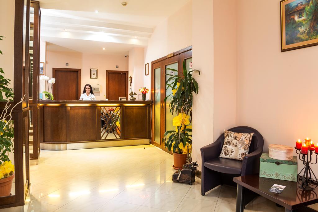 Family Hotel Teteven Bagian luar foto