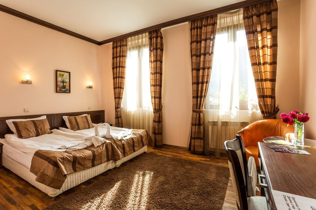 Family Hotel Teteven Bagian luar foto