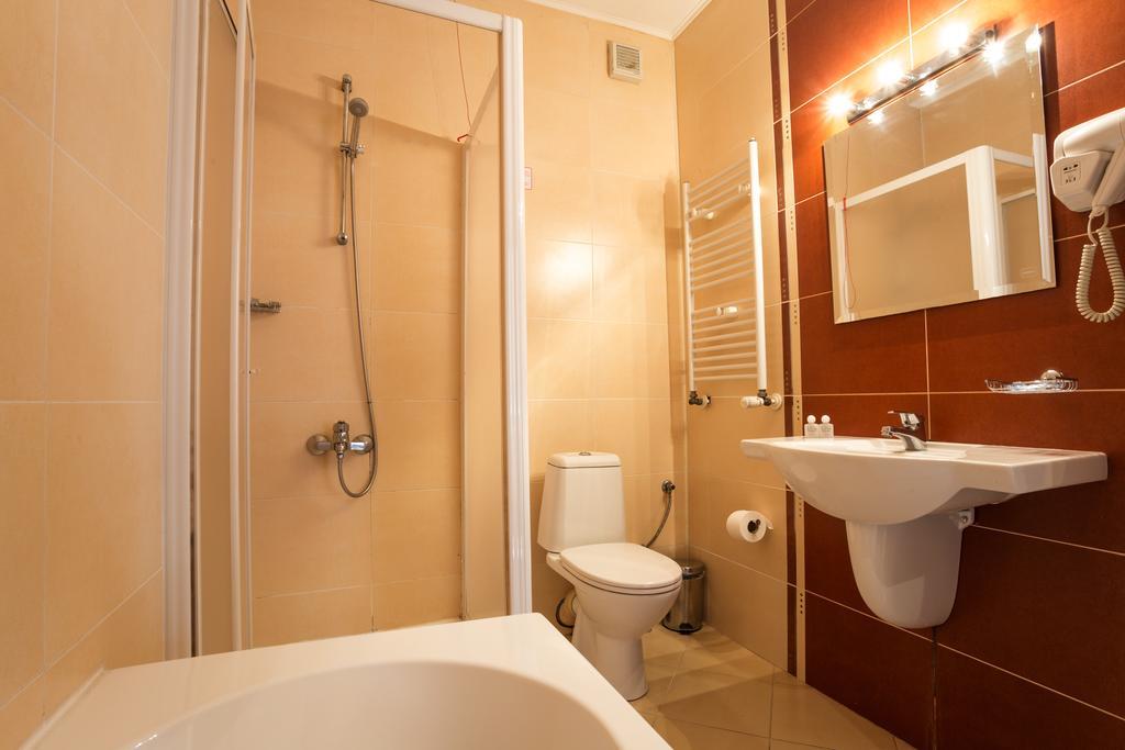Family Hotel Teteven Bagian luar foto