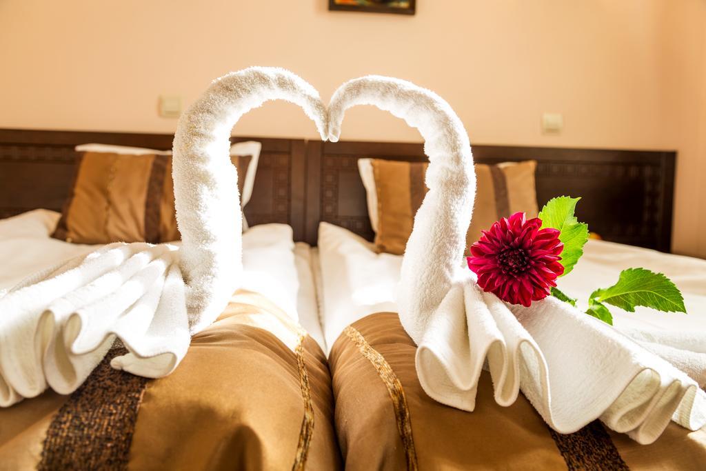 Family Hotel Teteven Bagian luar foto