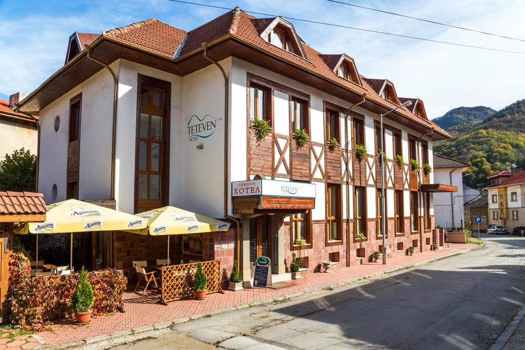 Family Hotel Teteven Bagian luar foto