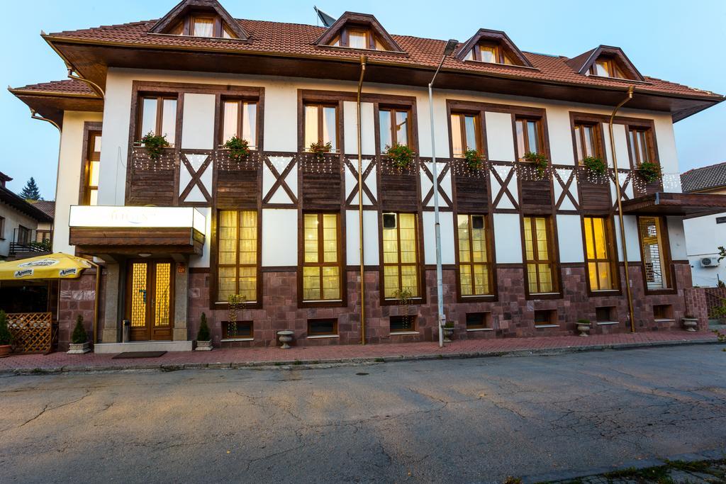 Family Hotel Teteven Bagian luar foto