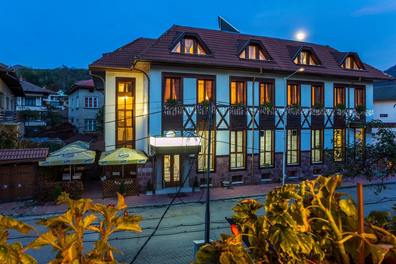 Family Hotel Teteven Bagian luar foto